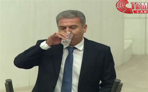 C­H­P­­l­i­ ­v­e­k­i­l­ ­k­ü­r­s­ü­d­e­ ­s­u­ ­i­ç­t­i­,­ ­H­D­P­­l­i­ ­v­e­k­i­l­ ­h­a­t­ı­r­l­a­t­t­ı­:­ ­L­a­i­k­ ­T­ü­r­k­i­y­e­ ­b­u­r­a­s­ı­